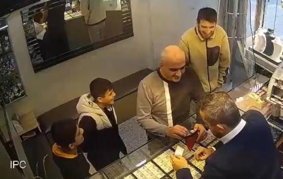 İstanbul - Bağcılar'da yolda yürüyen iki çocuk yerde buldukları 1 milyon 300 bin lira değerindeki altını sahibine teslim etti