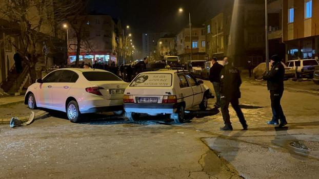 Kayseri’de 2 otomobilin çarpışması sonucu 2'si yaya 4 kişi yaralandı; kızının yaralandığını duyan baba tepki gösterdi