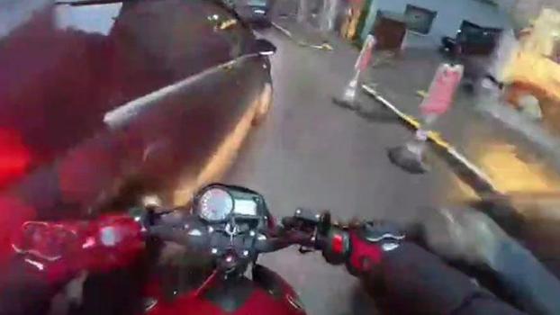 Otomobil ile çarpışan motosikletin sürücüsü yaralandı; kaza anı kamerada