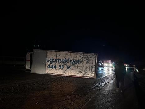 Bursa'da devrilen kamyonun şoförü yaralandı