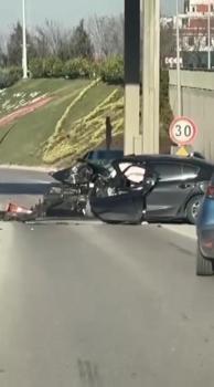 TEM'de otomobil, gişenin beton bariyerine çarptı; anne ile oğlu öldü