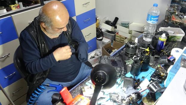 Dükkanında 41 yıldır biriktirdiği fotoğraf makinelerini sergiliyor