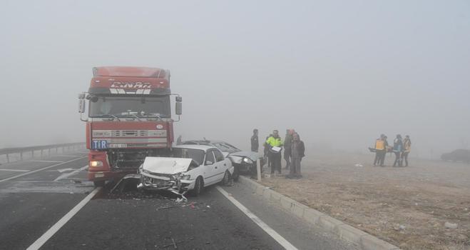 TIR, kırmızı ışıkta duran 4 araca çarptı