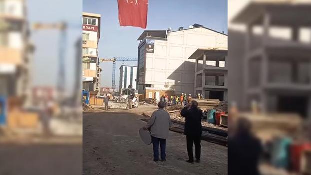 Kaba inşaatı bitiren işçilerden halaylı kutlama