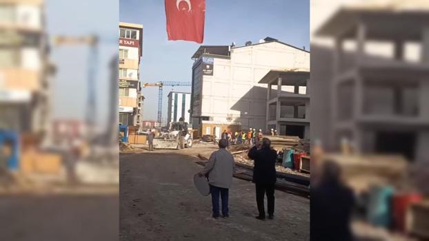 Kaba inşaatı bitiren işçilerden halaylı kutlama