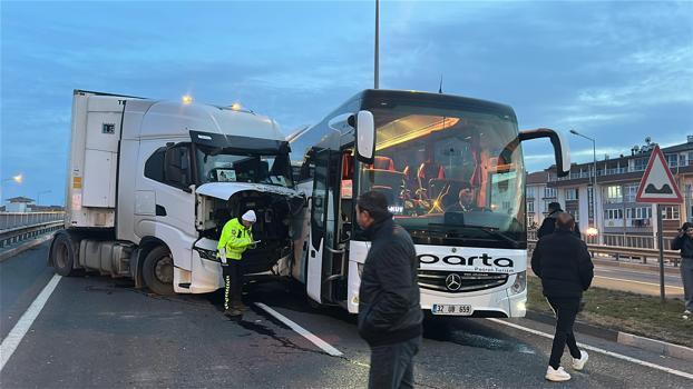 Kütahya’da 3 aracın karıştığı zincirleme kaza; 3 yaralı