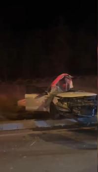 Malatya'da otomobil direğe çarptı; 1'i ağır, 2 yaralı