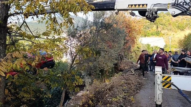 Patlayan su borusu yolda göçüğe neden oldu; taşan su ise otomobili bahçeye sürükledi