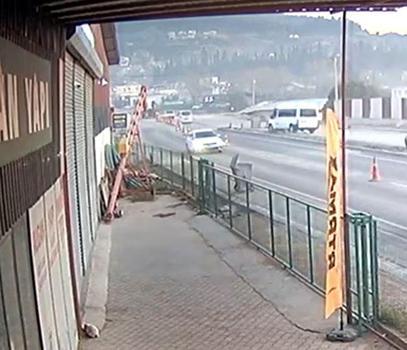 Minibüs ile çarpışan elektrikli motosikletin sürücüsü yaralandı; kaza anı kamerada