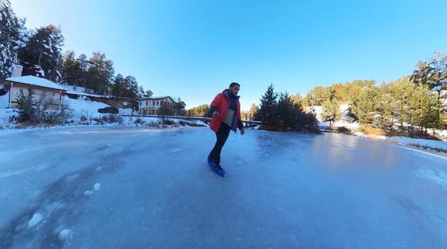Buz tutan gölde patenle kaydı
