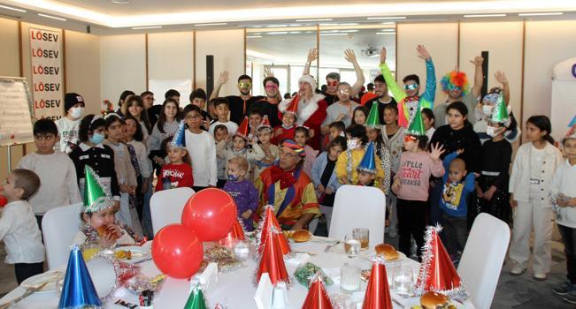 Lösemili çocuklar için yeni yıla merhaba partisi