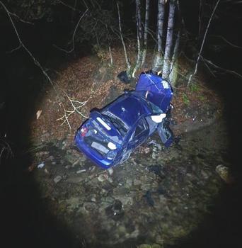 Takla atıp uçuruma yuvarlanan otomobildeki 3 kişi yaralandı