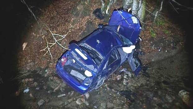 Takla atıp uçuruma yuvarlanan otomobildeki 3 kişi yaralandı