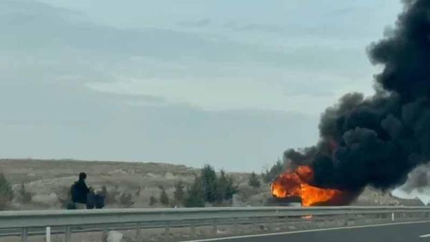 Seyir halindeki otobüste yangın çıktı, yolcular tahliye edildi
