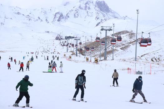Erciyes Kayak Merkezi’nde yeni sezonun ilk hafta sonunda yoğunluk