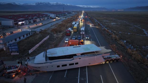 Erzurum'da yat taşıyan TIR kara yolunu kilitledi