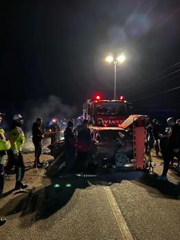 İki otomobil kafa kafaya çarpıştı 6 yaralı