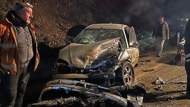 İki otomobil kafa kafaya çarpıştı 6 yaralı