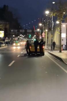 İstanbul - Beşiktaş'ta patenli 3 kişinin tehlikeli yolculuğu kamerada