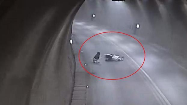 Tünelde motosikletin takla attığı kaza kamerada