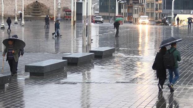 Taksim'de yağmur Üsküdar'da sis etkili oluyor