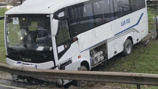 İstanbul- Esenyurt’ta bariyerlere çarpan servis midibüsü yoldan çıktı