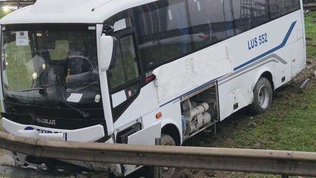 Esenyurt’ta bariyerlere çarpan servis midibüsü yoldan çıktı