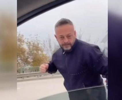 Trafikte takip edip sıkıştırdığı belediye meclis üyesinin otomobiline saldırdı; o anlar kamerada