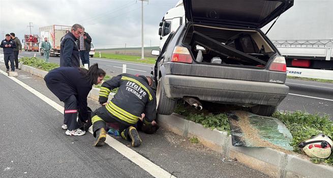 Lastiği patlayan otomobil, refüje çarpıp takla attı