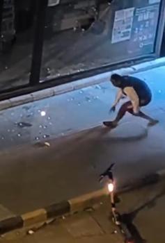 Taşla park halindeki otomobiller ile iş yerlerinin camlarını kırdı