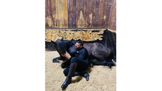 2,5 yıldır gözü gibi baktığı atını kaybetti, hikayesini kitaplaştırdı