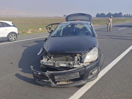 Nusaybin’de otomobil demir bariyerlere çarptı: 4 yaralı