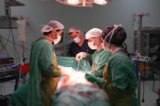 Karnından 2 kilo 200 gram ağırlığında tümör çıkarıldı