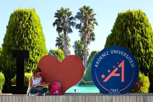 Akdeniz Üniversitesi 18 alanda Türkiye'nin ilk 20'si arasında