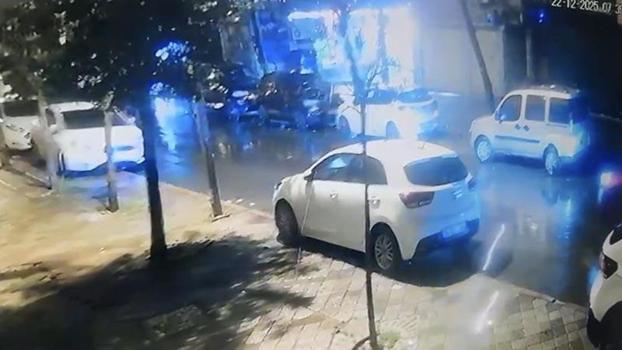 Zeytinburnu’nda park halindeki otomobile uzun namlulu silahla ateş açtılar; o anlar kamerada