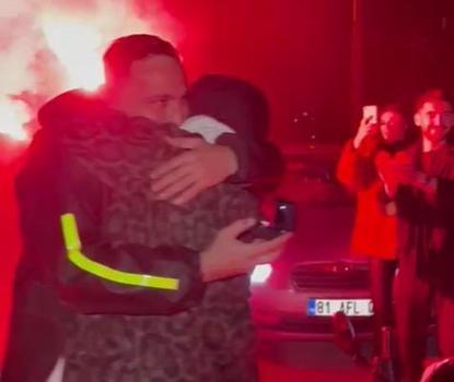 ‘Kaza yaptım’ diyerek çağırdığı sevgilisine evlilik teklif etti