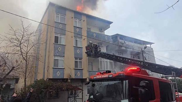 Ümraniye'de 3 katlı binanın çatısında çıkan yangın 2 binaya sıçradı: 4 yaralı