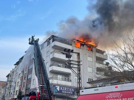 5 katlı binanın en üst katı alev alev yandı