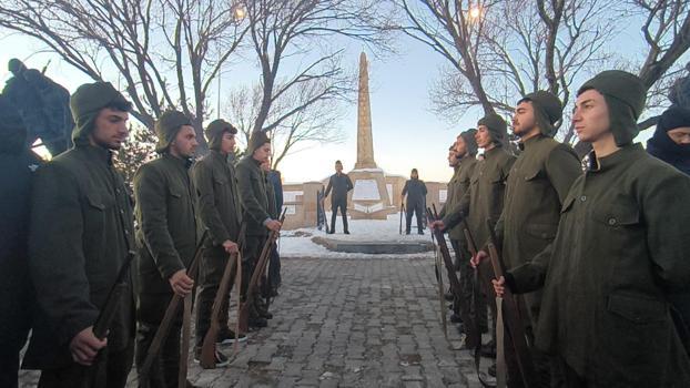 Sarıkamış şehitleri için sıfırın altında 10 derecede saygı nöbeti