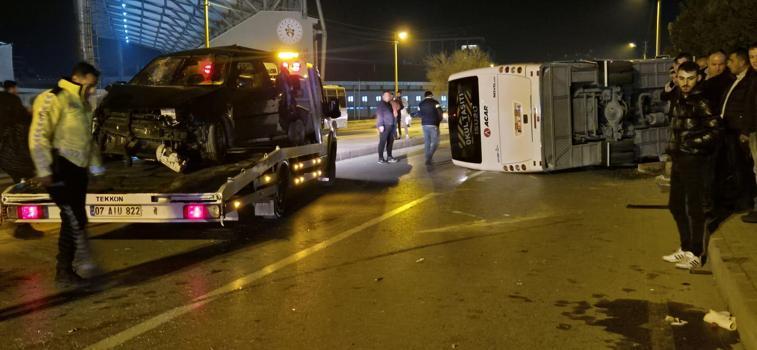 Otomobil ile çarpışan servis midibüsü devrildi; 13 yaralı