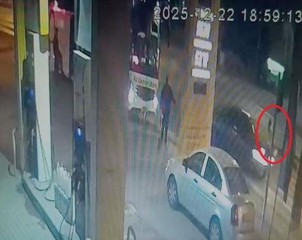 Kayseri’de otomobilin yayaya çarptığı kaza anı kamerada: 2 yaralı