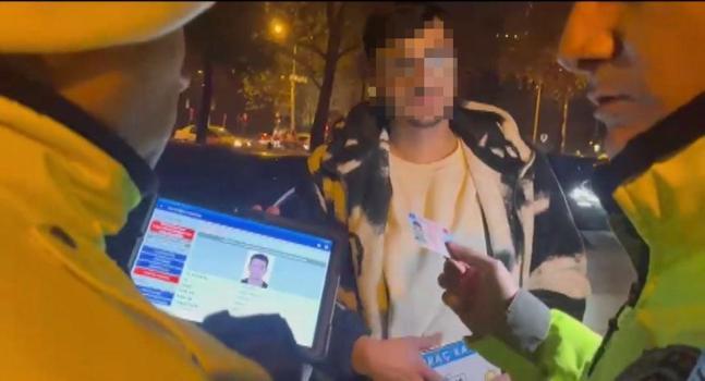 Trafik polisine arkadaşının ehliyetini verdi, ‘benim eski fotoğrafım’ dedi