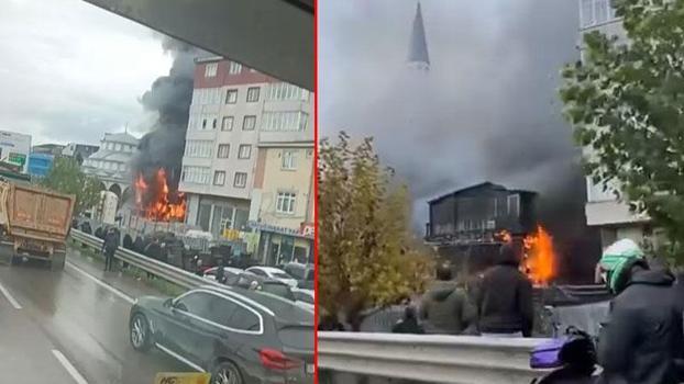 Pendik'te otomobilde çıkan yangın, 3 katlı ahşap binaya sıçradı