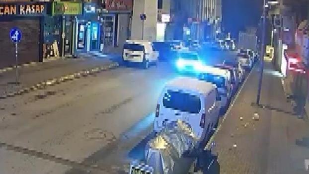 Beylikdüzü'nde park halindeki 3 araca çarptı; otomobilini bırakıp kaçtı