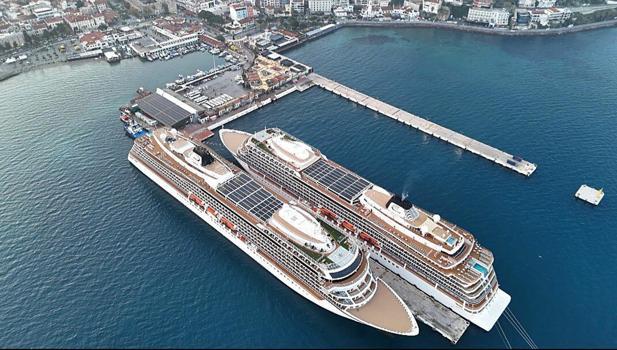 Kuşadası'na iki kruvaziyerle denizden 1748 turist geldi