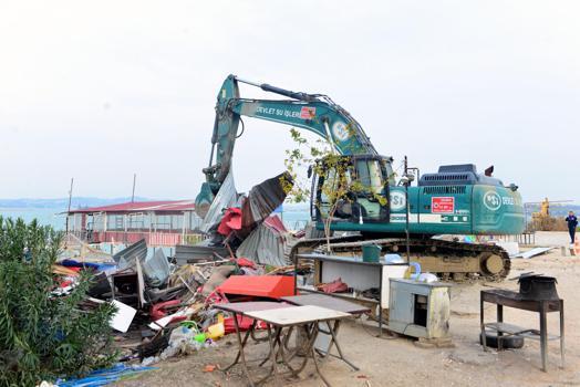 Adana'da adadaki kaçak işletmelerin yıkımı için işlem başlatıldı, bazı kişiler direnip iş yerlerini yaktı (2)