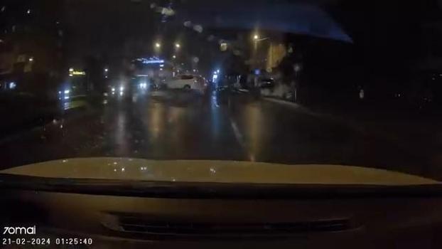 İstanbul- Sancaktepe’de hafif ticari araç refüje çarptı; kaza kamerada