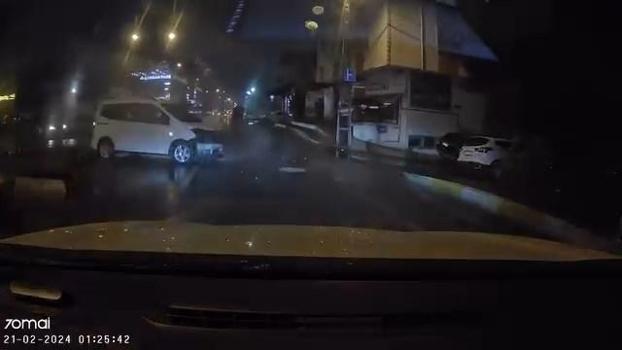 Sancaktepe’de hafif ticari araç refüje çarptı; kaza kamerada