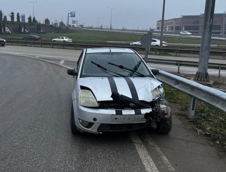 İnegöl’de bariyerlere çarpan otomobildeki 2 kişi yaralandı