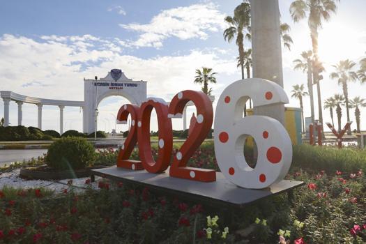 Mersin’de yeni yıl heyecanı refüjleri kapladı